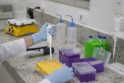 DNA e RNA tumorais são extraídos do sangue do paciente, sem cortes ou cirurgias