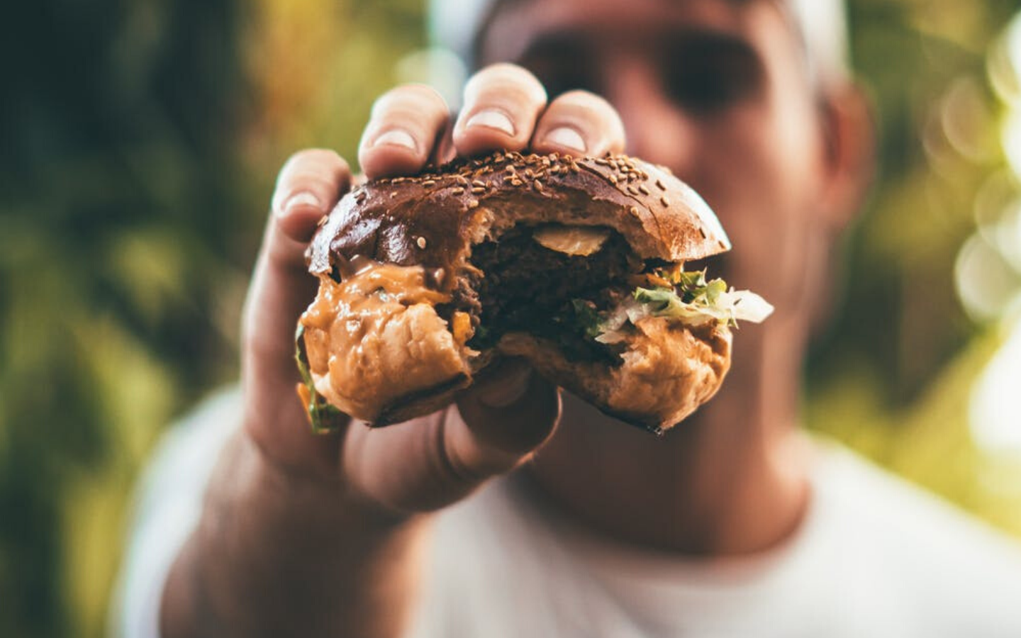 Alimentação pouco saudável, rica em gordura e proteína animal, aumenta risco de desenvolvimento do câncer