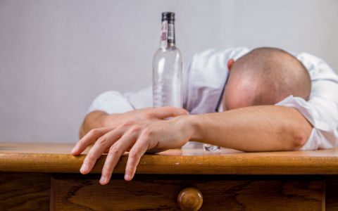 Consumo diário de uma taça e meia de vinho (177ml), uma lata e meia de cerveja (500ml) ou menos de um copo de uísque (35ml) durante 10 anos aumenta o risco de câncer em 5%
